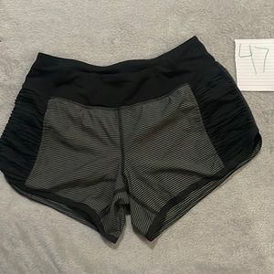 Lululemon black grey sz 4 inseam 4 in liner intact 2 zipper pockets on back